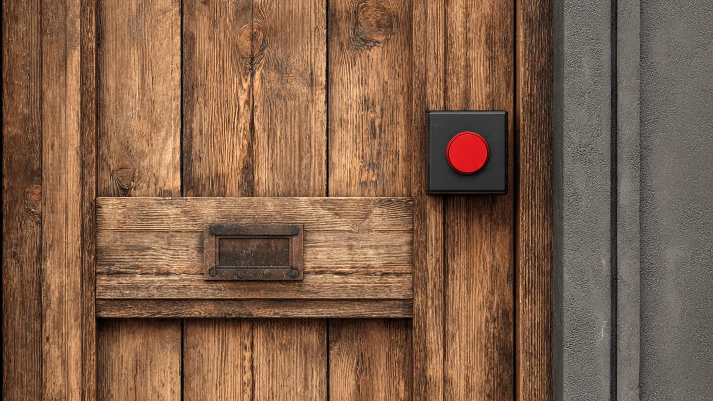 Mazo de juez y llaves de casa representando el desahucio por impago proceso en 2026