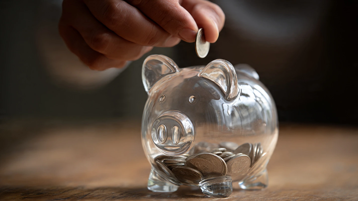 Propietario realizando el trámite telemático para depositar fianza alquiler CCAA en 2026